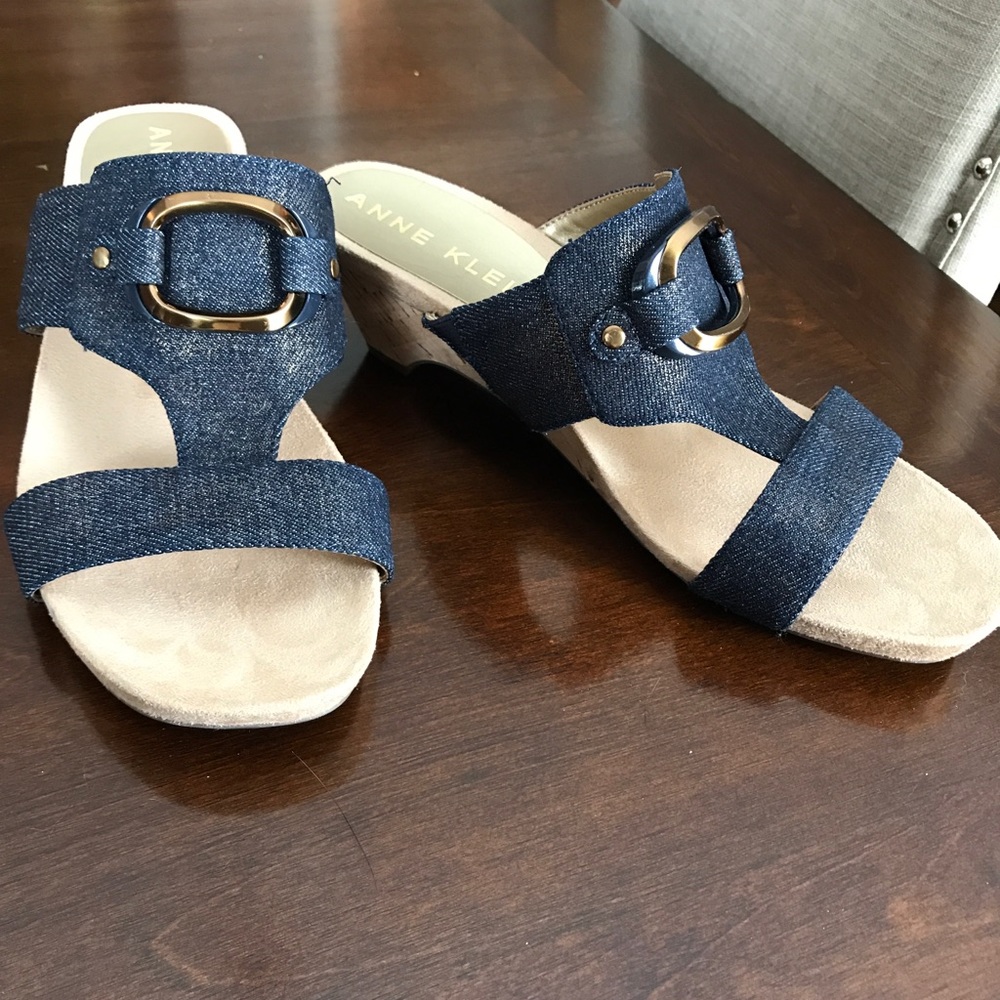 Anne Klein Denim shoe / cork heel detail. New